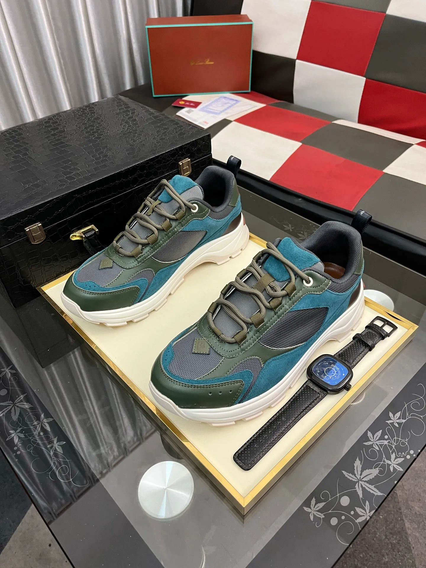 Men's shoes 💰520 ⌚️⌚️ Loro Piana's classic popular lp top version of Pili casual shoes. It turns out that these are the casual shoes that are said to be able to walk 20,000 steps without tiring your feet. This pair has both good looks and feel. You will be completely lost as soon as you step on it ~ The minimalist design is eye-catching and durable, and it is a bonus for dressing. The soft feeling on the feet has outstanding texture, and it is very nice without abrasion on the feet. The soft and waxy soles make it easy to wear for daily use for a long time. Who can resist a pair of versatile and good-looking loafers? Don't be too elegant at all, the feel and texture of the feet are good, the key is to make the legs look longer and not tire the feet, the main thing is that it is just right!        Material: Original cowhide Lining: Original sheepskin Outsole: Original sole Size: 38-44